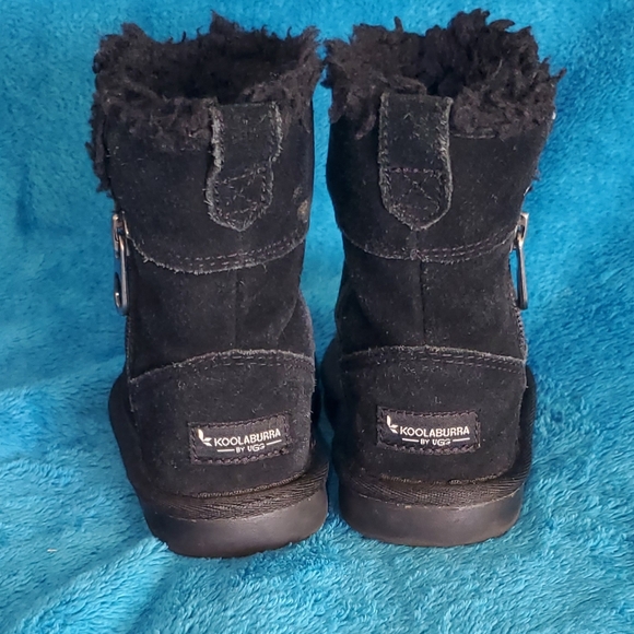 Size 6 Toddler ugg boots - Picture 3 of 8